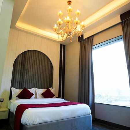 Hotel Adsan Heights Gajraula Kültér fotó