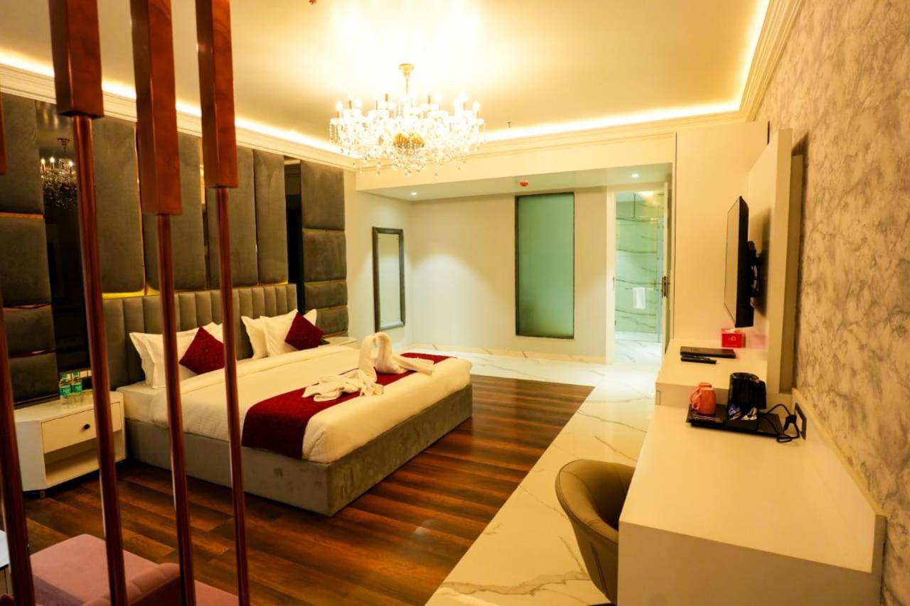Hotel Adsan Heights Gajraula Kültér fotó