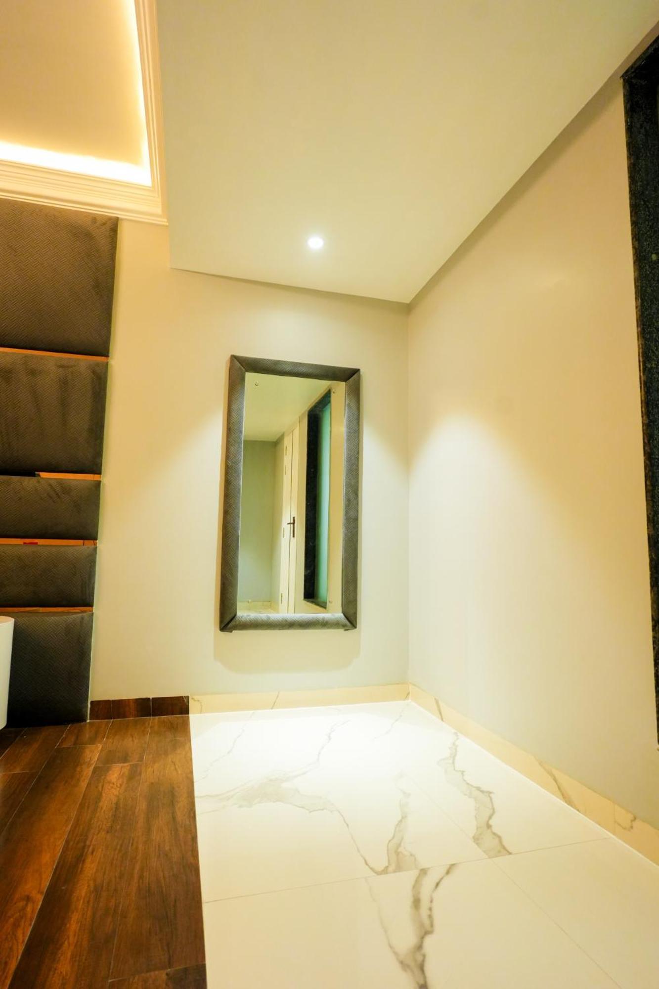 Hotel Adsan Heights Gajraula Kültér fotó