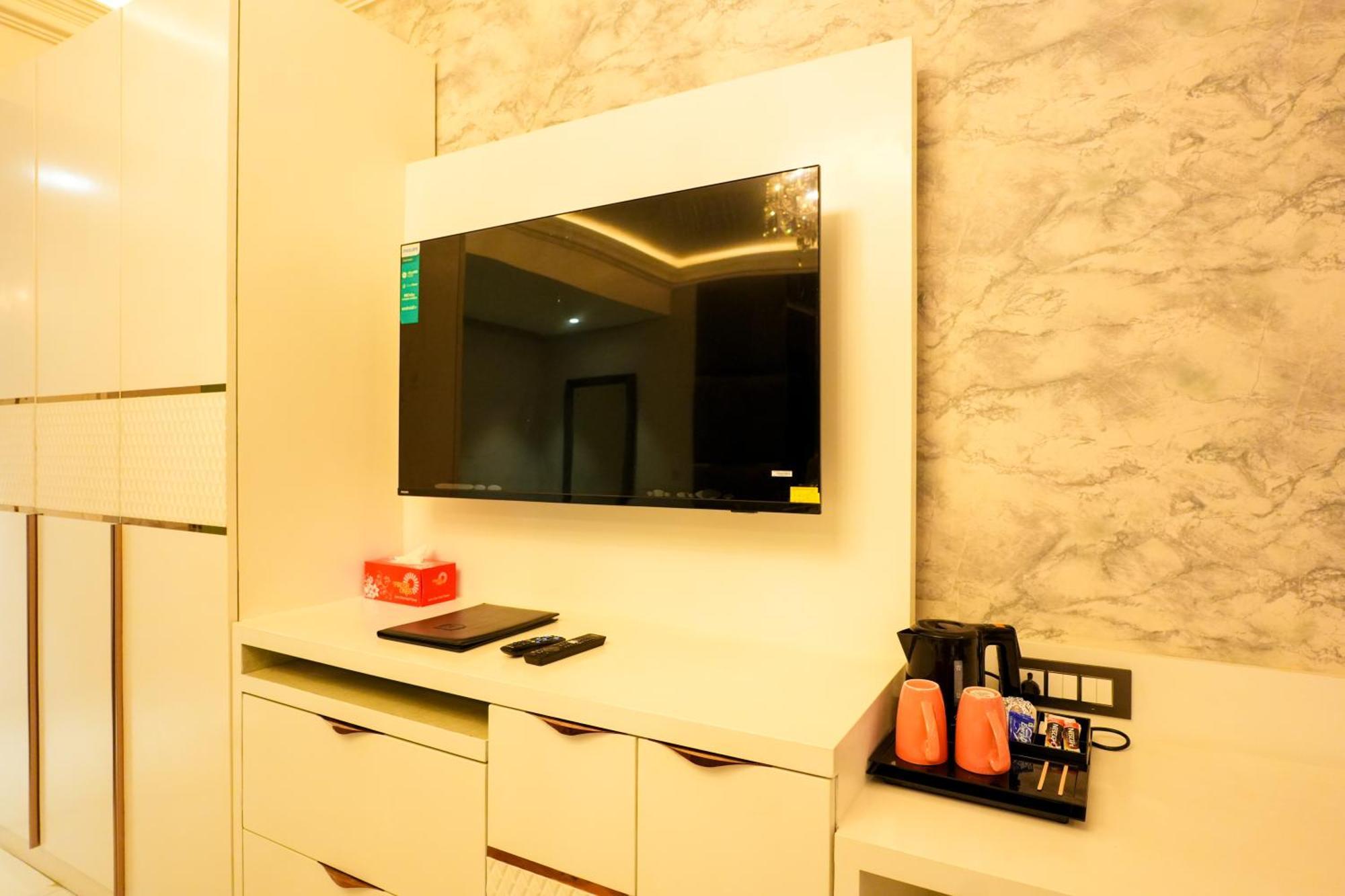 Hotel Adsan Heights Gajraula Kültér fotó