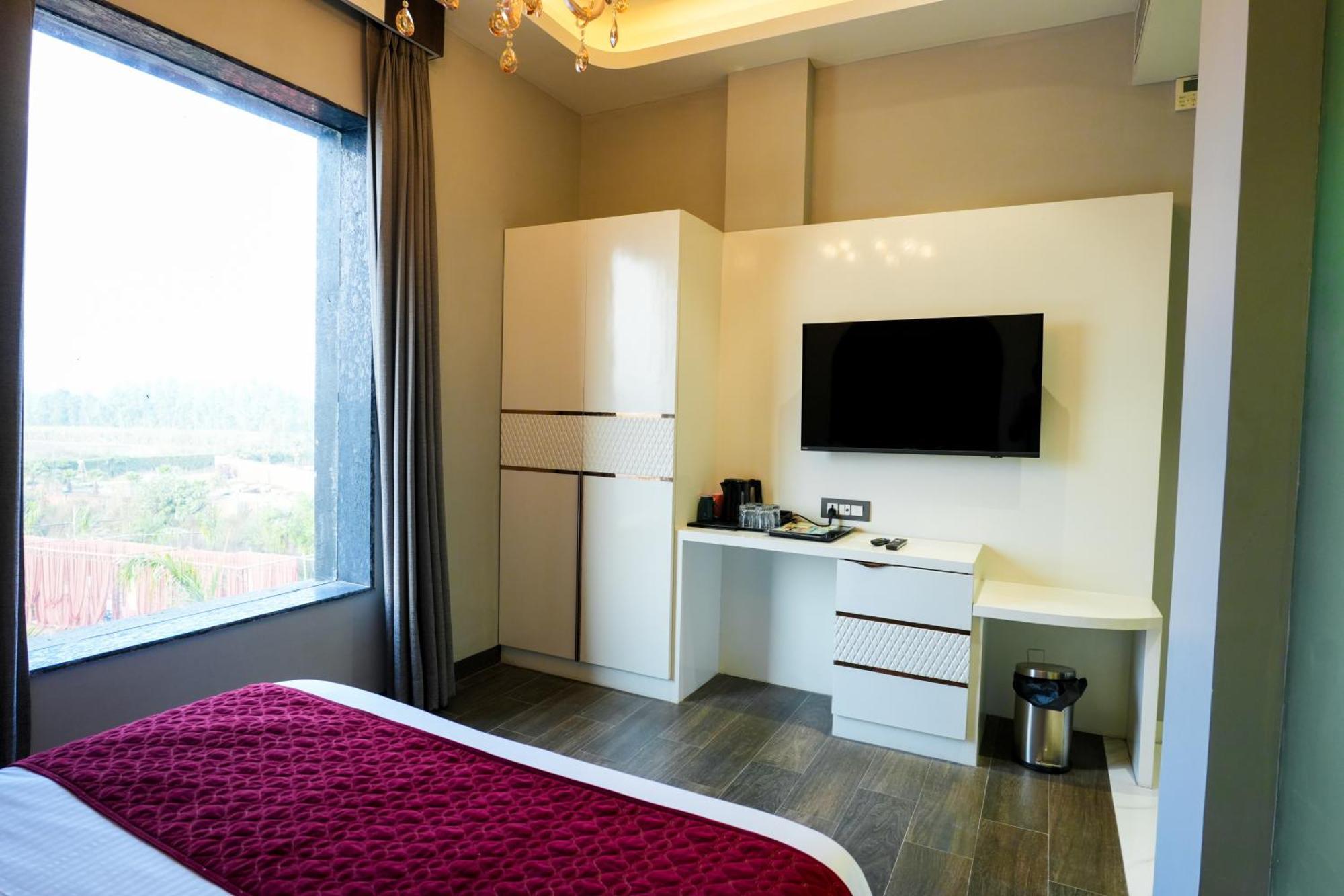 Hotel Adsan Heights Gajraula Kültér fotó
