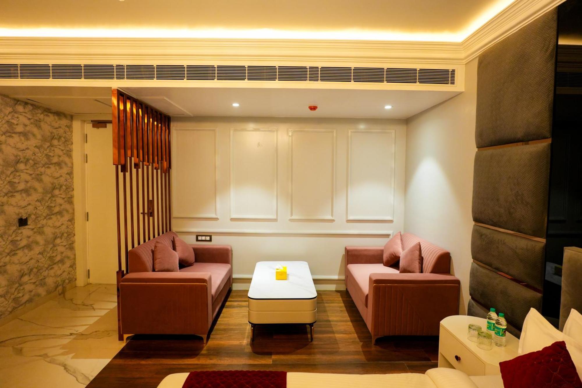 Hotel Adsan Heights Gajraula Kültér fotó