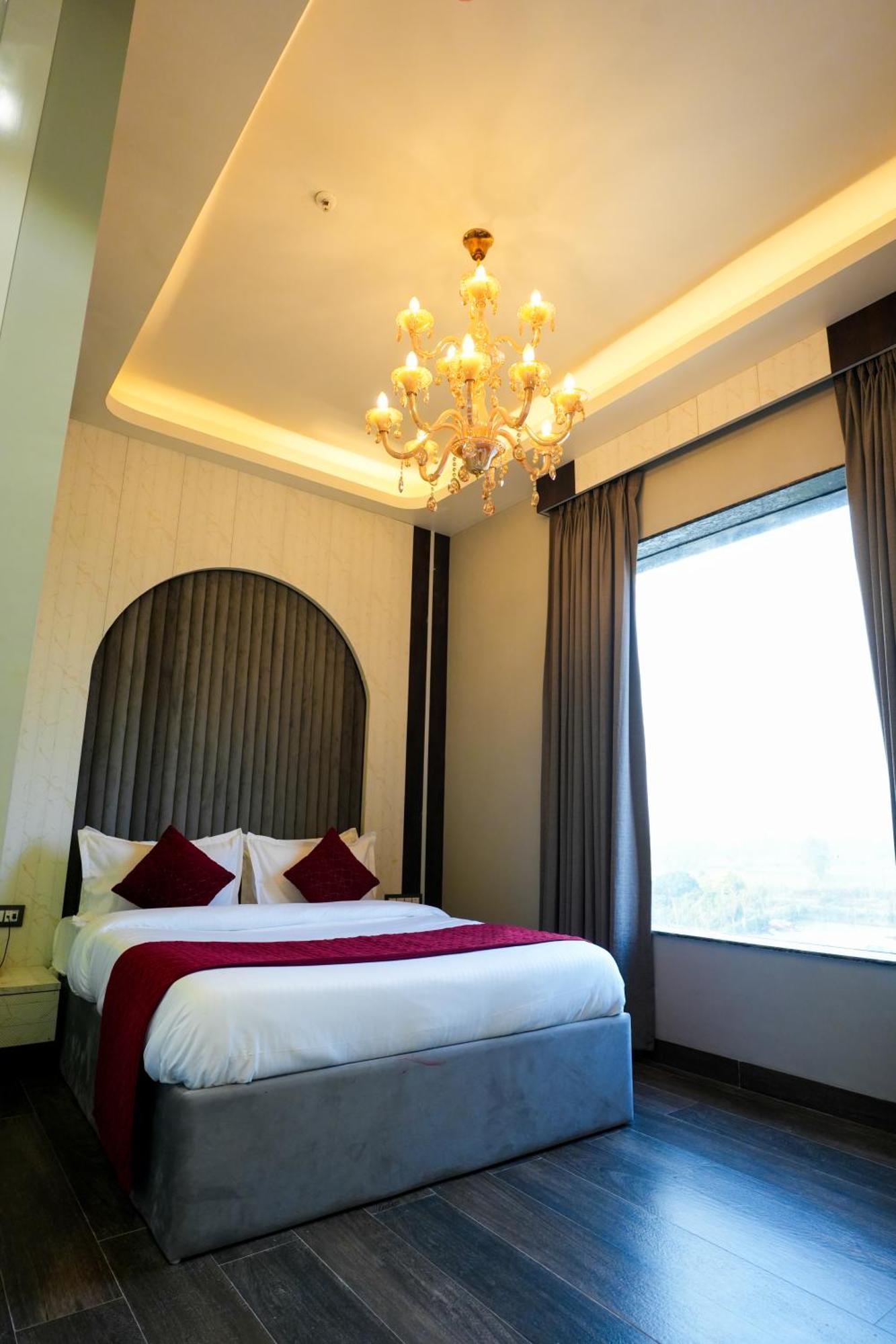 Hotel Adsan Heights Gajraula Kültér fotó